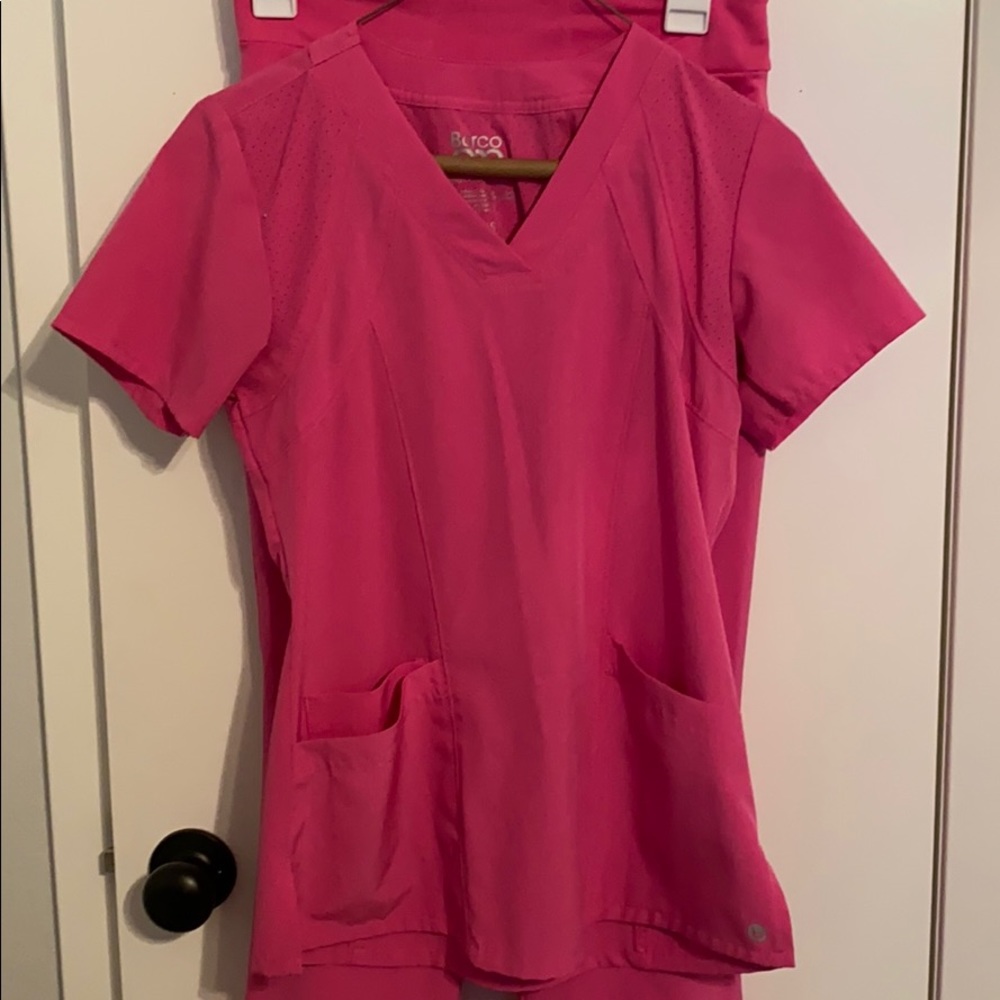 Barco One scrub set